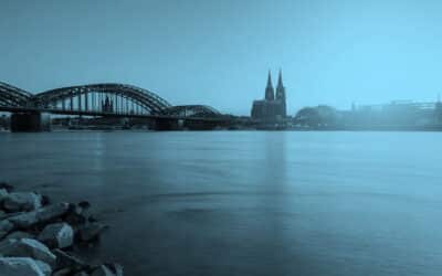 Stadt Köln mit Dom am Rheinufer